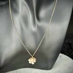Elegant Gold Pendant Necklace